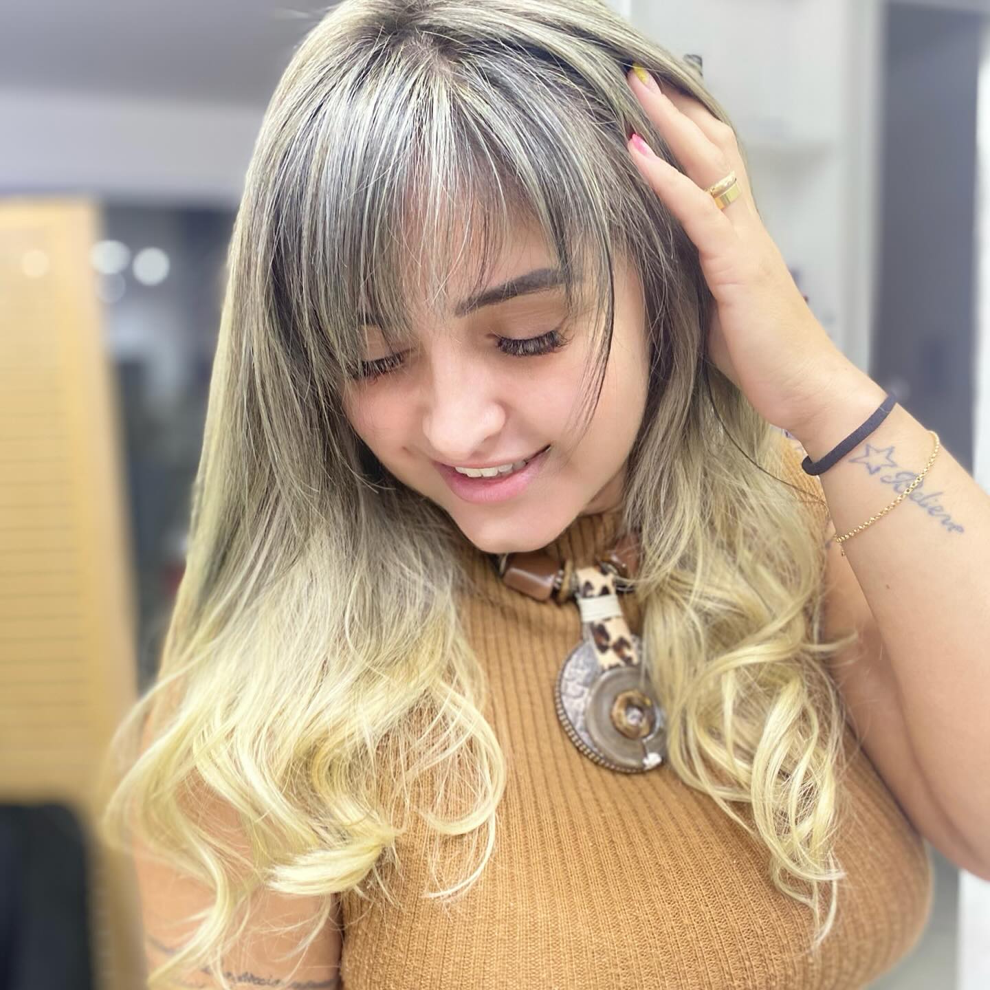 Corte feminino com franja e mechas — D&A Studio