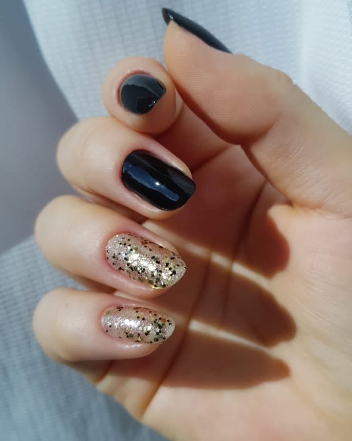 Unhas em gel preto e dourado — D&A Studio